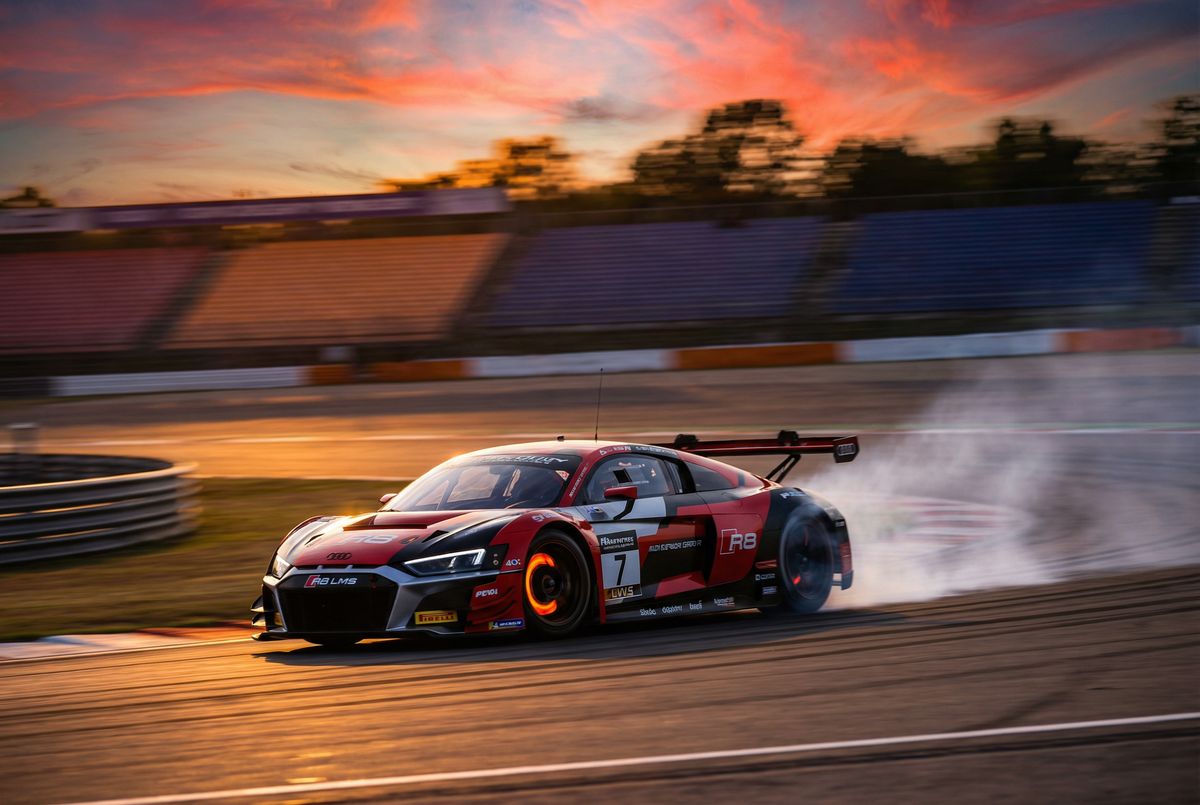 母狗园奥迪R8赛道视频